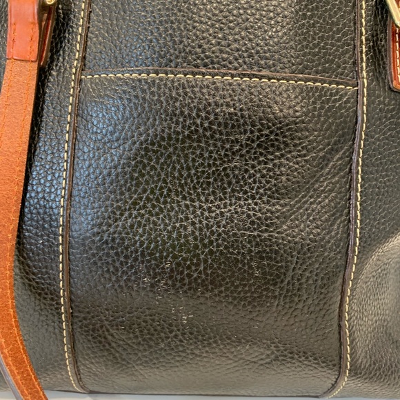 Pebbled Black Dooney & Bourke Learher Tote Red Lining - Picture 2 of 7